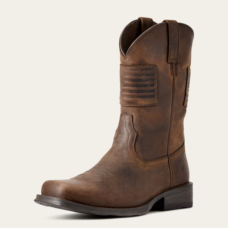 Ariat Rambler Patriot herrboots i distressed brunt läder med präglad flagga, vy snett framifrån