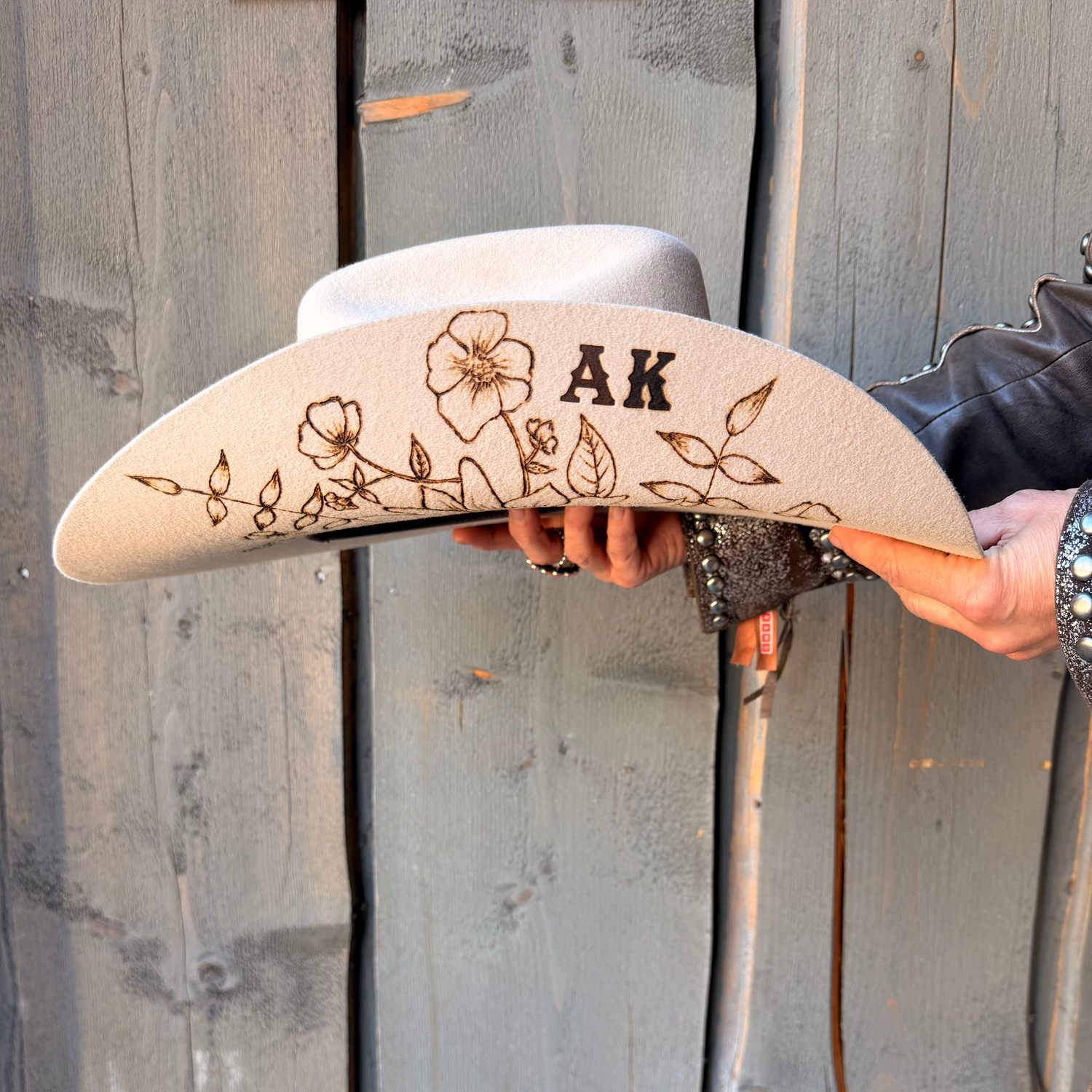 Brand Your Hat, Boots or Belt – Bokstav / Symbol